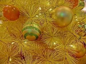 "HK 觀塘 Kwun Tong 創紀之城五期 APM mall Xmas tree close-up n balls Dec-2013" by Kamguaowaeiloa - Own work. Licensed under CC BY-SA 3.0 via Wikimedia Commons.