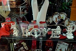 Deutsch: Valentinstagsdekoration eines Schaufensters in Sanok Date 	11 February 2013, 18:03:56 Source 	Own work